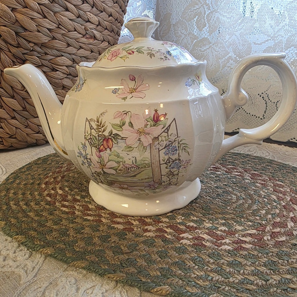Crown‎ Dorset 7" Teapot Floral Seaside Window Scene Staffordshire England Gilt